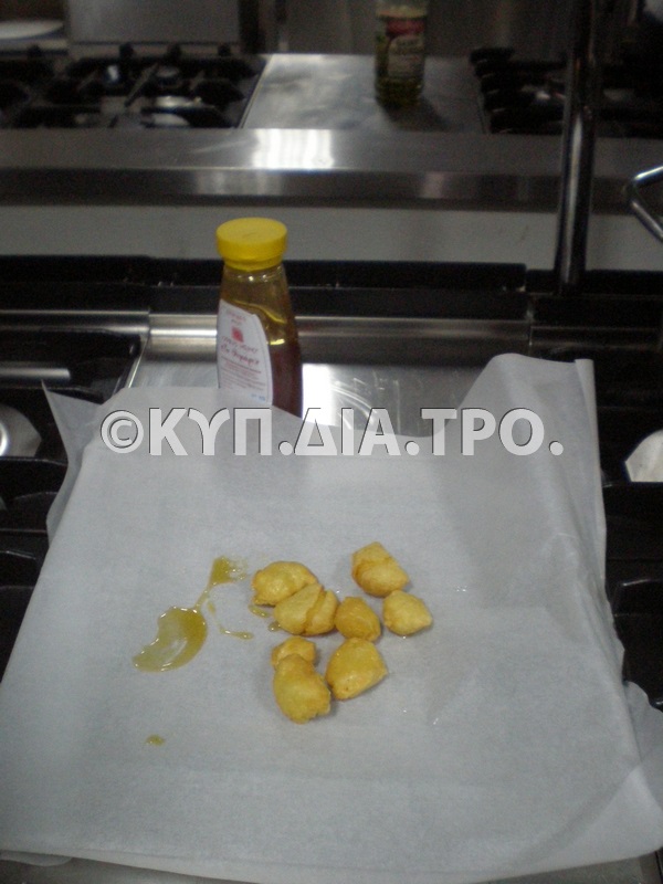 Ξεροτήανα ταραχτά με σταφιδάκια και μέλι, στάδιο παρασκευής 6, Λευκωσία 28/2/2014.<br/> Πηγή: Κατερίνα Λαζάρου.